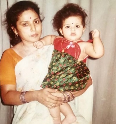 Priyanka Jawalkar childhood picture with her mom
