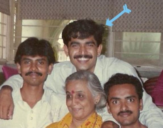 Rishi Nityapragya's old photo with family