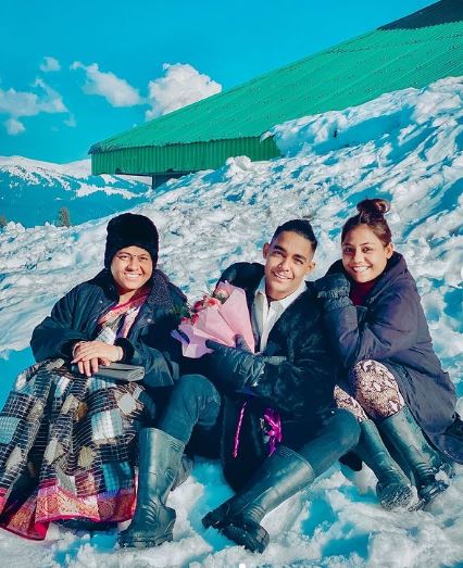 Rohit Zinjurke with his mother and sister Rohini Zinjurke