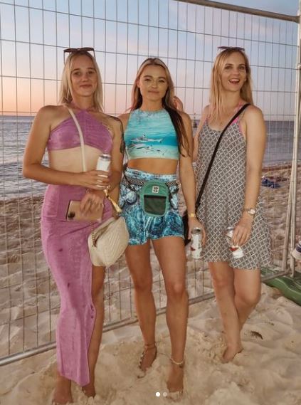 V-gan Booty with her friends