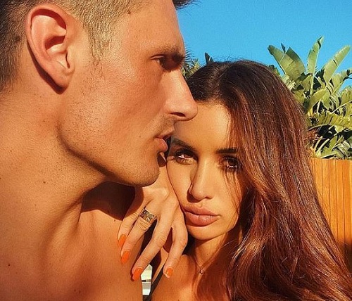 Vanessa Sierra started dating Bernard Tomic in November 2020