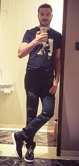 Vicky Jain height