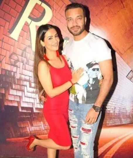 Vicky Jain with Tia Bajpayi