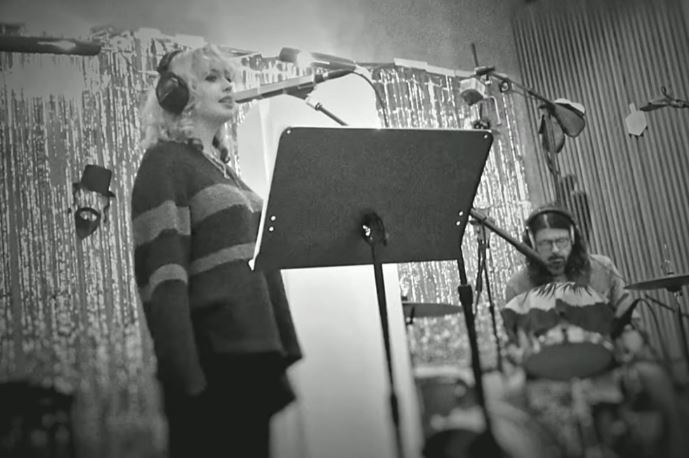 Violet Maye Grohl joins her dad Dave Grohl’ for stunning Amy Winehouse cover