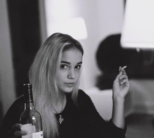 Alba Baptista consumes alcohol
