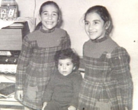 Amanda Miguel with her two sister in old picture
