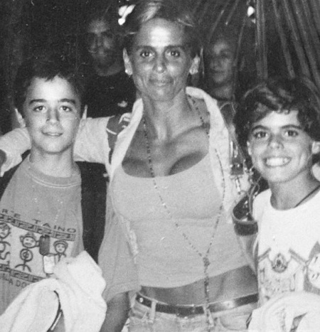 Andre Fialho childhood pciture with his mother and elder brother