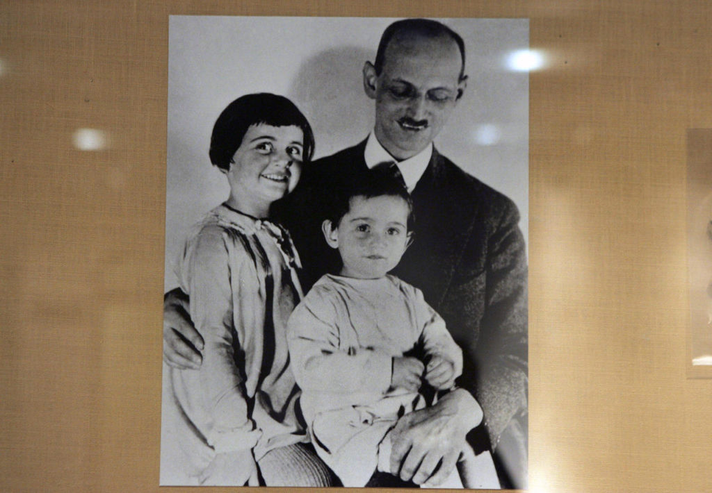 Anne Frank with his father and sister