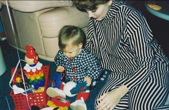 Childhood photo of Aree with her mom