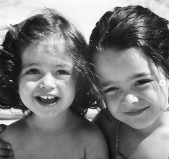 Childhood photo of Luisinha Oliveira with her sister Beatriz Barosa
