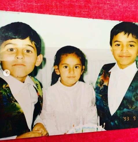 Childhood photo of Preet with her brothers Pardeep Singh Chandi and Jag Chandi