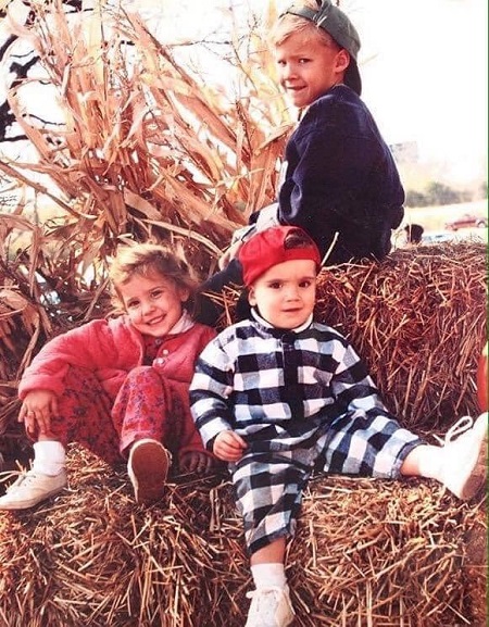 Clint Arlis childhood picture with his sister and brother