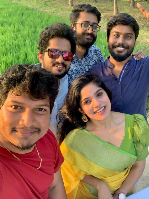 Divya Bharathi and her fellow actors