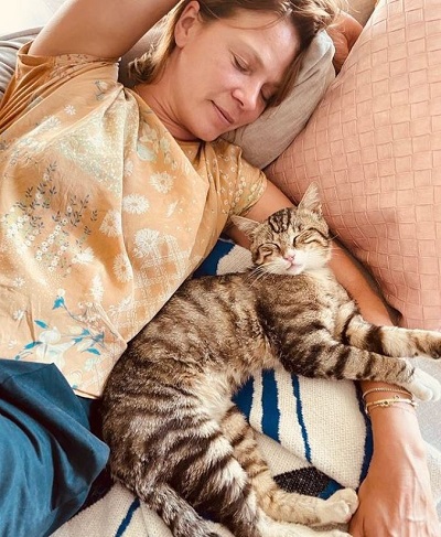 Jessica Schwarz with her pet