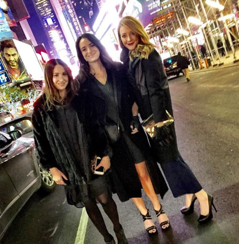Lara Melanie Saget with her friends