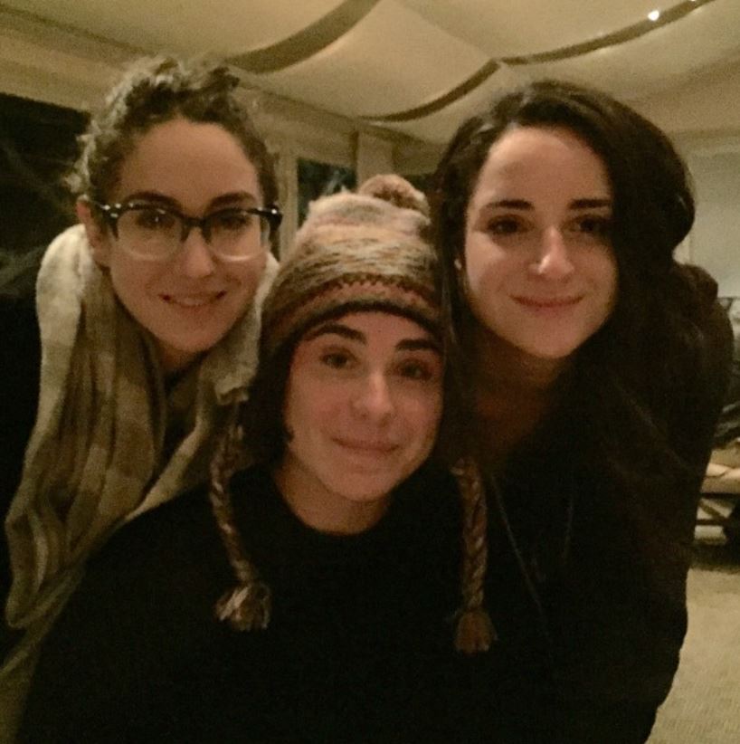 Lara Melanie Saget with her sisters