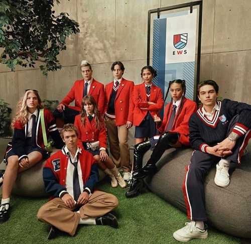 Lizeth Selene was photographed with the cast of Rebelde