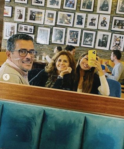 Luisinha Oliveira with her parents