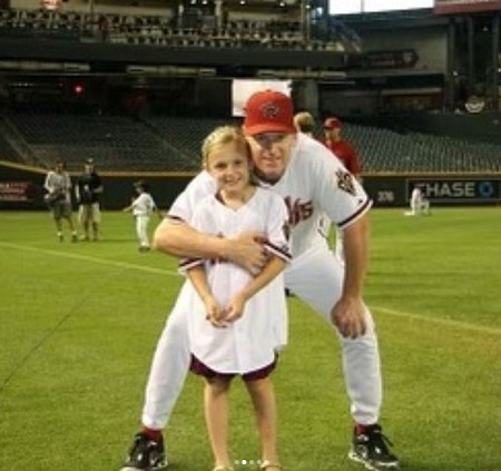 Madi Monroe childhood picture with her father