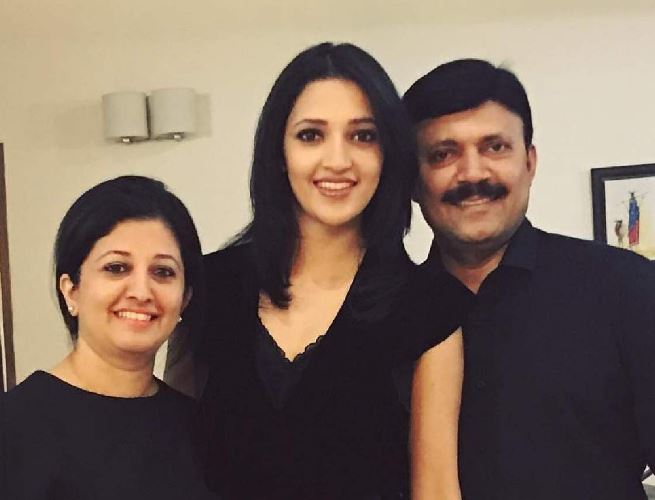 Neha Shetty with her father and mother