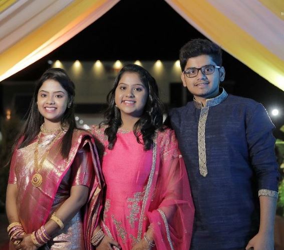 Rohit with his sisters Smita Patil and Supriya Patil