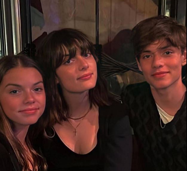 Sydney's old photo with her friends
