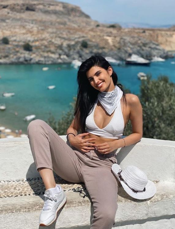 Yael Cohen Aris likes traveling