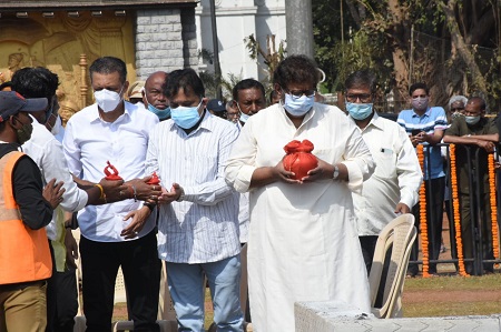 Adinath Mangeshkar Collects Ashes of Lata Mangeshkar