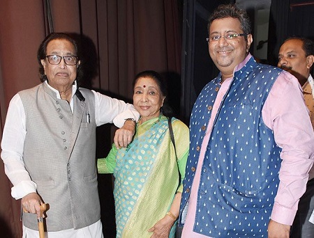 Adinath Mangeshkar with his father and and aunt Asha Bhosle