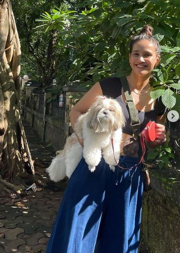 Aisha Sharma has a pet dog