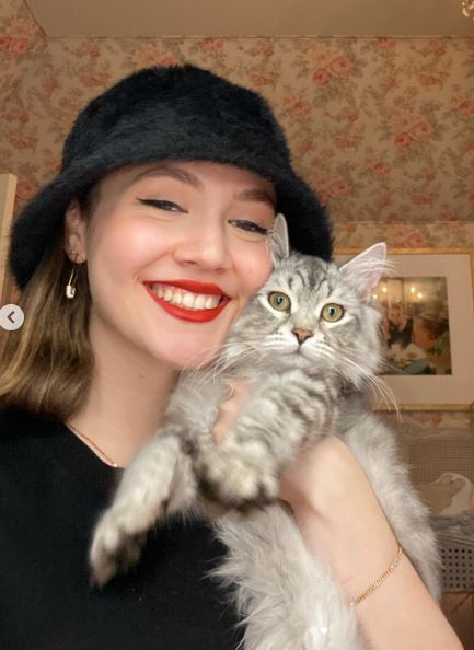 Apatow with her pet cat