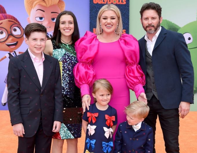 Brandon and Kelly Clarkson with their kids