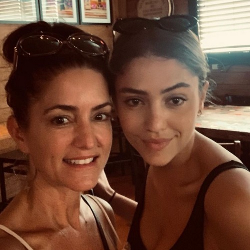 Clara Wilsey clicked a selfie with her mom Dana Wilsey