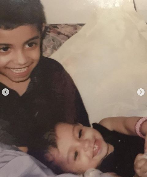 Dua Aamir old image with her brother
