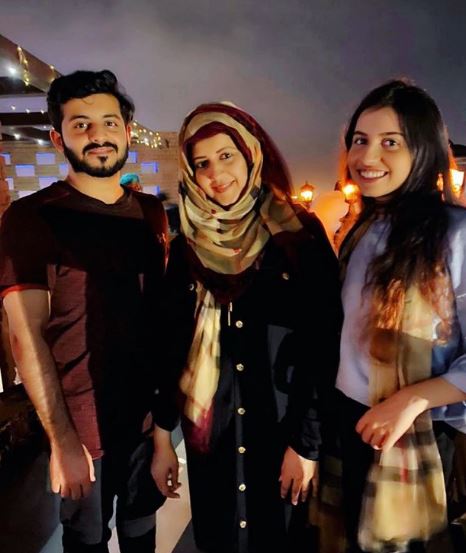 Dua Aamir with her mother and brother