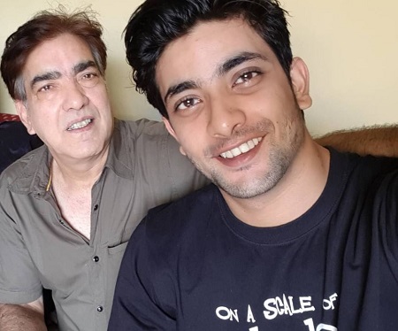 Fahmaan Khan with his father