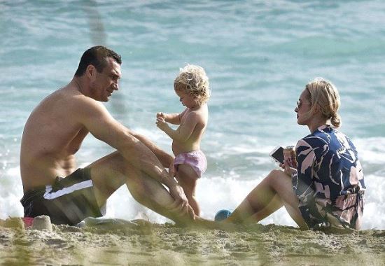 Kaya Evdokia Klitschko at the beach with her dad