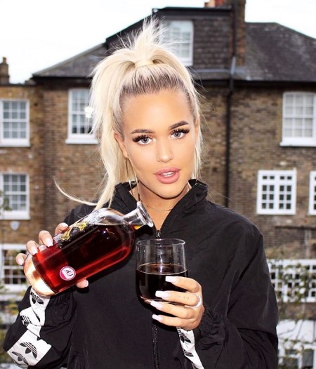 Lottie Tomlinson Age, Birthday & Zodiac Sign