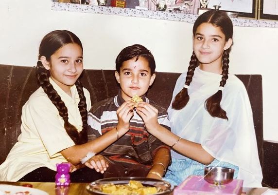 Navjot Simi old image with her siblings