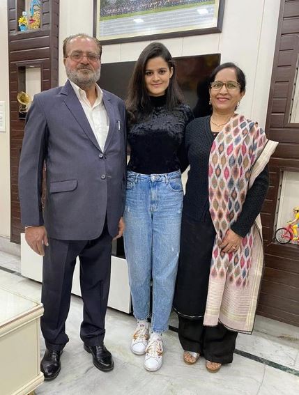 Navjot Simi with her father and mother