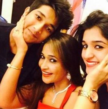 Nidhi Shah mother and brother