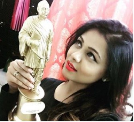 Prarthana Behere showing her Dadasaheb Phalke Award