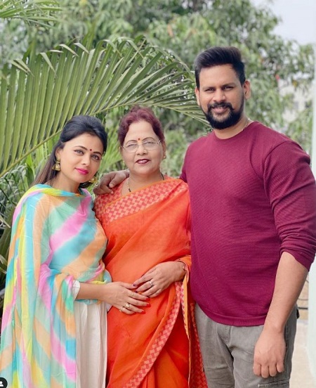 Prarthana Behere with her husband and mother in law