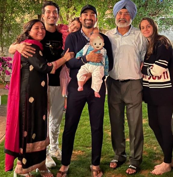 Rannvijay Singha with his family members