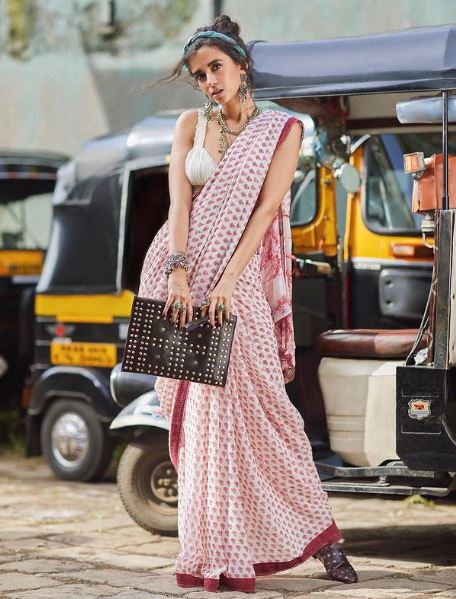 Saba Azad height