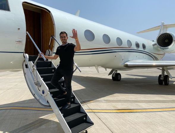 Shimon Hayut pretending to be a part of Russian-Israeli diamond mogul, Lev Leviev's family
