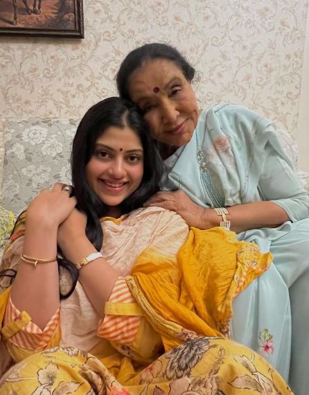 Zanai with her grandmother Asha Bhosle