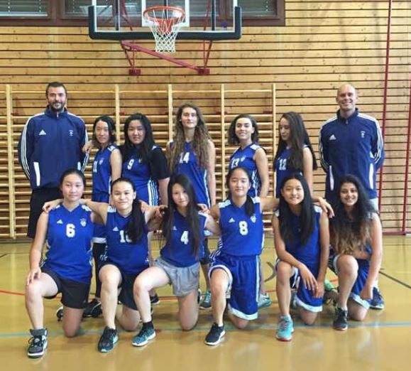Zanaya Bhosle with her high school basketball team