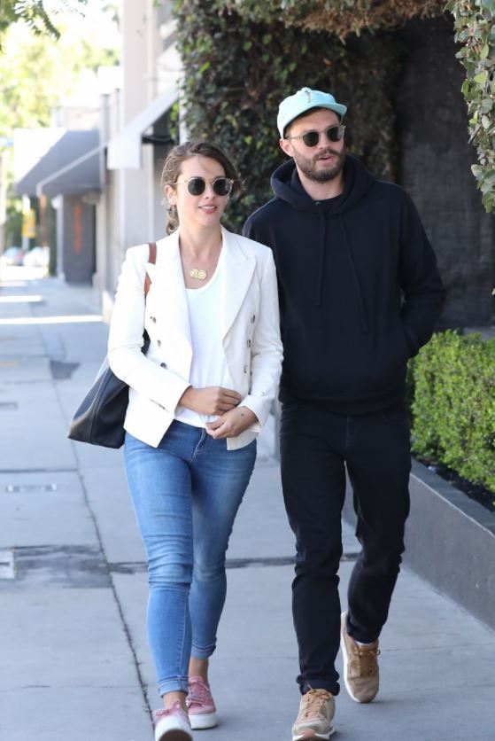 Amelia Warner height is 5 feet 6 inches