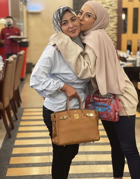 Ayu Aulia with her mother